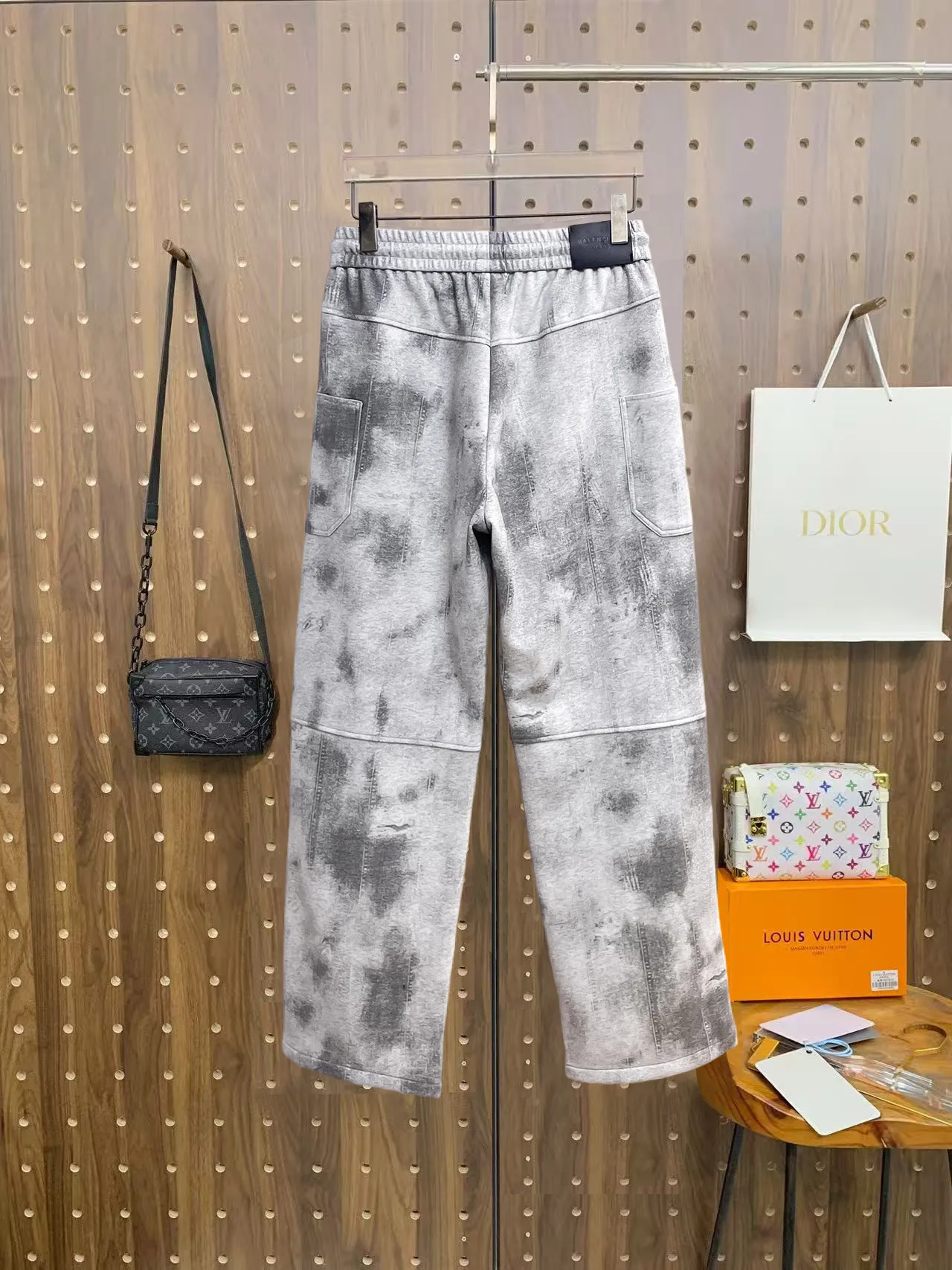 Balenciaga 🆕2026 Autumn and Winter New Arrival Casual Pants! The official website will be released simultaneously. Brand Classic LOGO casual pants, customized fabrics, excellent comfort and strong touch. Highly recognisable, perfect appearance and craftsmanship. Size:M-3XL